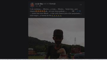 Fazendo acusações ao morador de rua sem apresentar provas, mulher demonstrou sensibilidade com as condições do animal "Esse pequeno está magro. E tremia de frio", disse se referindo ao animal. Morador que segurada o animal segurava uma placa, com os dizere - Imagem: Reprodução / Redes Sociais