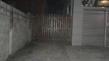 Segundo moradora, cachorro está abandonado nesta casa, no bairro Indaiá, em Caraguatatuba (SP) - Foto: Regina Silva