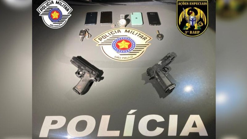 PM detém quatro homens com armamento falsificado e recupera pertences de vítimas - Foto: Polícia Militar