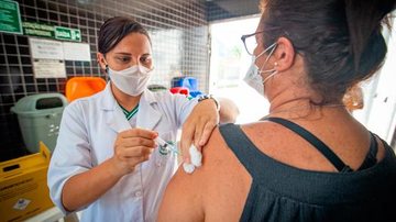 Estão disponíveis seis polos de vacinação para esse público Praia Grande inicia vacinação em pessoas acima de 50 anos - Divulgação/Prefeitura de Praia Grande