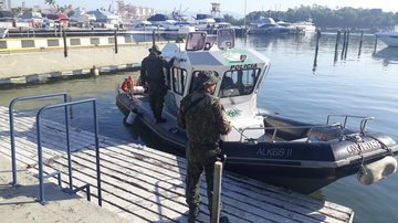 Barco da Polícia Militar Ambiental prestes a iniciar as operações em Ubatuba, no Litoral Norte Baixada Santista e Litoral Norte de SP tem mega operação de combate ao crime - Imagem: Divulgação / CIAMAR