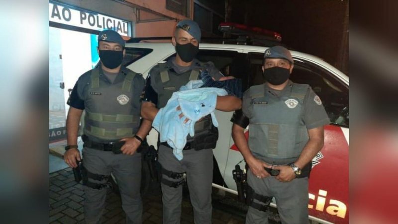 Policial segurou o bebê com a cabeça levemente inclinada para baixo no procedimento - Reprodução/ Policia Militar