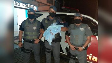 Policial segurou o bebê com a cabeça levemente inclinada para baixo no procedimento - Reprodução/ Policia Militar