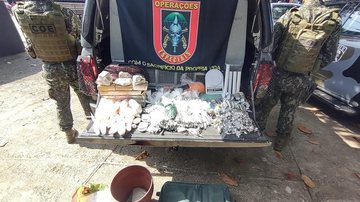 Todo o material localizado nos dois flagrantes foram apreendidos para perícia e os dois homens presos em flagrante. Guarujá (SP) | Equipe do COE detém dois homens e apreende mais de 2,5 mil porções de drogas - Foto: Polícia Militar