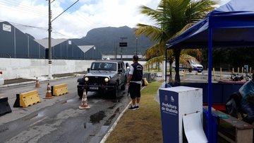 Abordagens são feitas no bolsão de embarque da travessia São Sebastião-Ilhabela - Foto: Prefeitura de Ilhabela