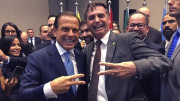 Doria (PSDB) e Bolsonaro (sem partido) nas eleições de 2018 Bolsanaro chama Doria de “canela fina” e “sunga apertada”; Doria rebate insulto: “Acorda  sonhando com minha sunga” - Imagem: Reprodução / Redes Sociais