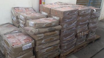 Robin Hood ou ladrão de galinha? Assaltantes roubam e distribuem frango congelado em Praia Grande - Reprodução internet