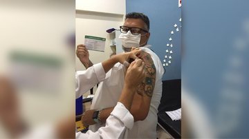 Ronaldo Ferreira, de 48 anos, toma a primeira dose da vacina AstraZeneca - Foto: Divulgação Facebook