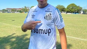 Marcos Guilherme veste a camisa do Peixe. - Divulgação / Santos FC