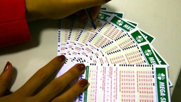 Mega-Sena acumula e próximo concurso deve pagar R$ 7,2 milhões - © Marcello Casal JrAgência Brasil
