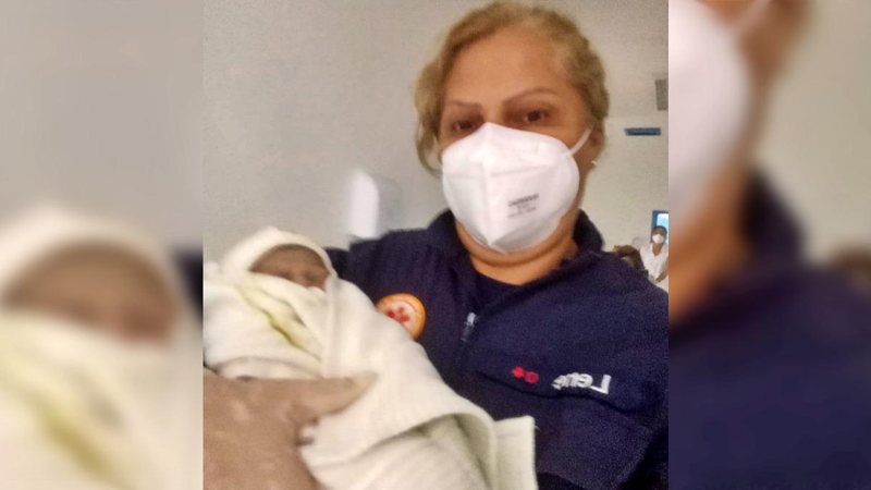 Socorrista Lene Alves, e a criança: "Momento único" CAPA - Dupla de socorristas do Samu de São Sebastião faz parto de emergência dentro de ambulância - Divulgação / PMSB