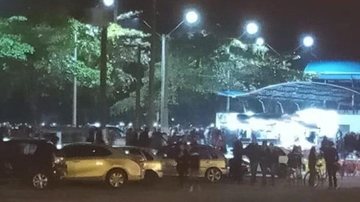 Aglomeração na Avenida Iperoig, em Ubatuba (SP) - Foto: Tcheller Notícias