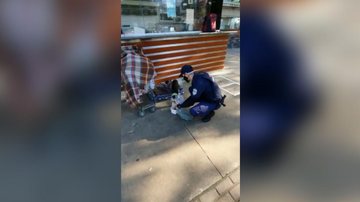 GCM alimentando cachorro de rua - Reprodução/Diegão Costa