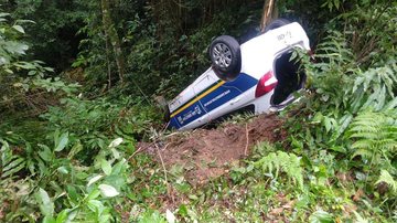 Carro da prefeitura capota com doses da vacina contra covid-19 em São Sebastião, SP - Foto: Divulgação/Facebook Felipe Augusto
