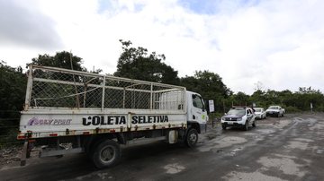 Foram necessário mais de 10 viagens com capacidade máxima do caminhão coletor Guarujá planta mais de 200 árvores em combate ao descarte irregular de lixo - Divulgação/Prefeitura de Guarujá