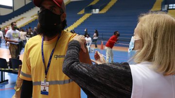 Vacinação iniciada em profissionais da limpeza urbana Guarujá inicia vacinação contra covid-19  em profissionais da limpeza urbana - Divulgação/Prefeitura de Guarujá