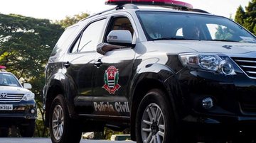 Sem habilitação, mulher quase bate em viatura e desacata policiais: “Desgraçada dos inferno" - Foto: Polícia Civil