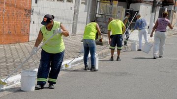 Limpeza sendo realizada Praia Grande realiza limpeza e manutenção nos bairros Vila Sônia e Tupi - Divulgação/Prefeitura de Praia Grande