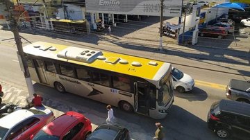 Ônibus é flagrado com teto amarelo em São Sebastião, SP - Foto: Divulgação/Prefeitura de São Sebastião