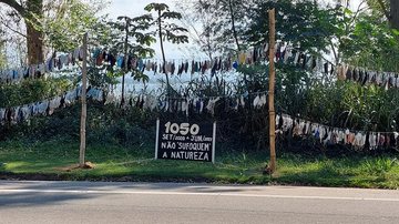 Varal com máscaras recolhidas é exposto na SP-55 - Foto: Fábio Prado