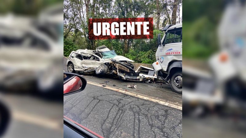 Acidente entre carro e caminhão da Aurora Acidente Mogi-Bertioga (urgente) - Reprodução/Arquivo pessoal