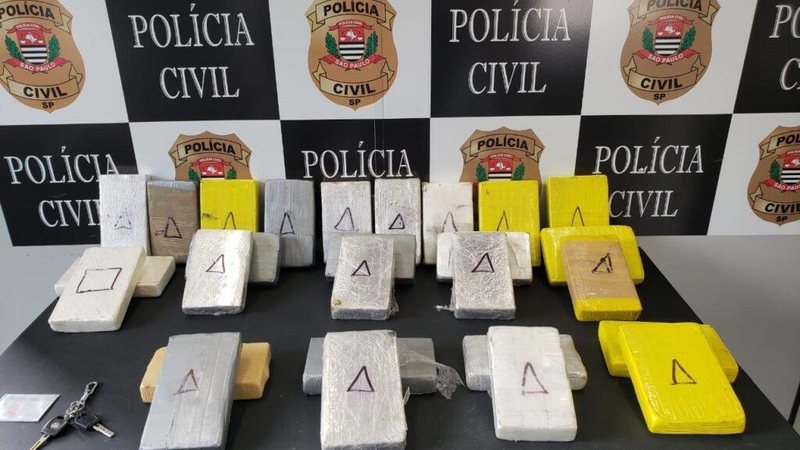 Motorista é preso no Guarujá quando transportava drogas em meio à carga de papel - Reprodução/Policia Civil