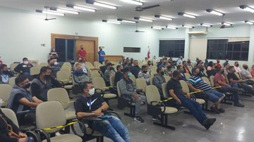 Funcionários da Piracicabana em reunião que decidiu estado de greve na sexta-feira (25) Motoristas e funcionários da Piracicabana decretam estado de greve - Divulgação