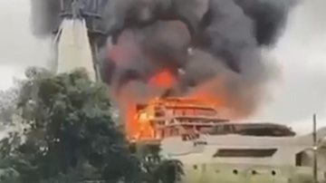 Embarcação em chamas, em incêndio nesta terça-feira (8), no Guarujá Incêndio acontece agora em estaleiro de Guarujá
