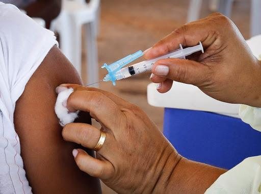 São Vicente antecipa vacinação de pessoas de 40 a 44 anos para terça-feira (22) - Foto: Poder 360