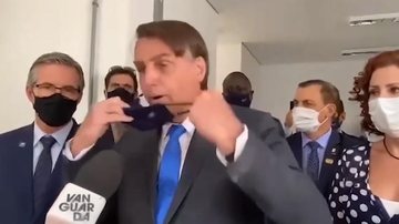 Momento em que o presidente Jair Bolsonaro tira a máscara na frente da repórter - Foto: Divulgação Reprodução Facebook