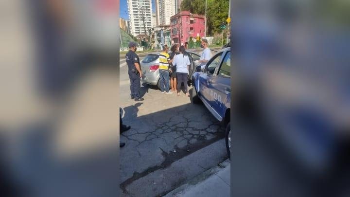 Jovem sendo levada pela família - Divulgação/Prefeitura de Santos