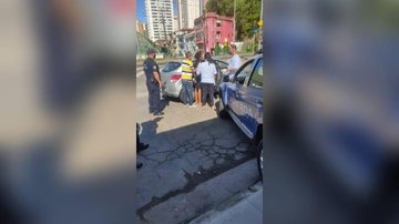 Jovem sendo levada pela família - Divulgação/Prefeitura de Santos