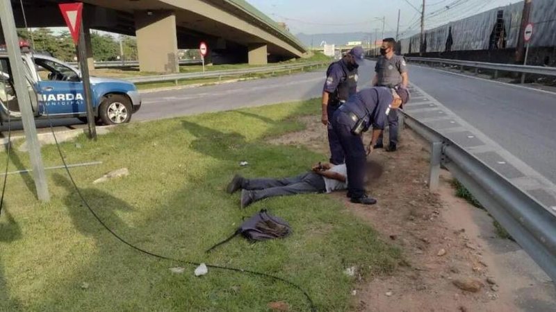 Câmera de monitoramento flagra e impede furto de fios em Santos - Divulgação PMS