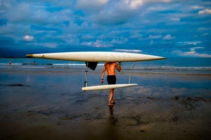 Notícias - 06.2021 / 18.05.2022 / 21.12.2022 Surfista com prancha em praia - Copyright: Silvio Dutra