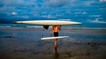 Notícias - 06.2021 / 18.05.2022 / 21.12.2022 Surfista com prancha em praia - Copyright: Silvio Dutra