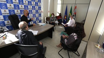 Reunião realizada na terça-feira (15), com o secretário de Educação, Marcelo Nicolau, e os presidentes dos Sindicatos: dos Professores (Siproem), Joanice Gonçalves e, dos servidores (Sindiserv), Zoel Garcia. Também participaram da reunião o secretário adju - Helder Lima