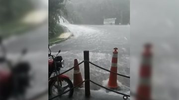 Serra de Maresias vira 'cachoeira' durante temporal - Instagram/Surf Drone Bertioga