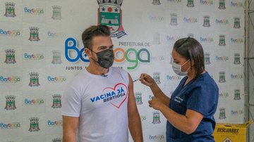 Chefe do executivo recebeu a primeira dose no Fundo Social de Solidariedade, novo posto de vacinação da cidade - Reprodução/ Prefeitura de Bertioga