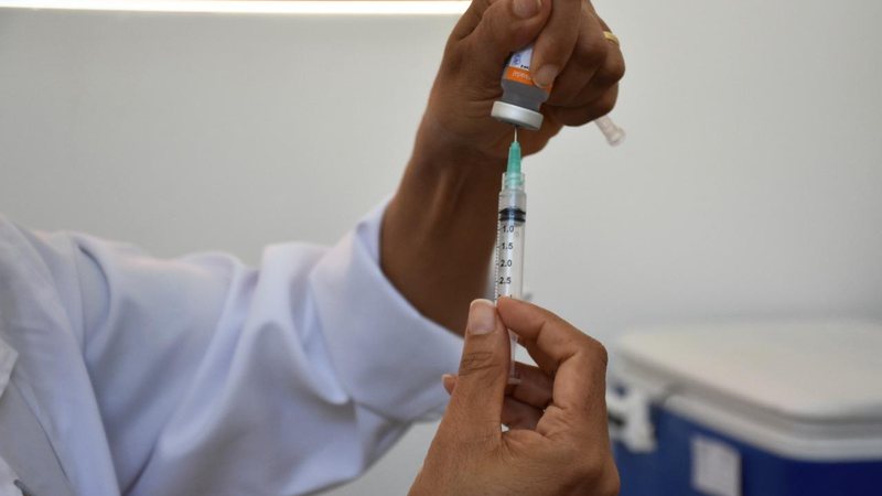 Segundo a secretaria de Saúde, o município recebeu apenas 10% das doses necessárias para vacinar o grupo anunciado pelo Estado de São Paulo (50 e 59 anos). - Foto: Prefeitura de Ilhabela