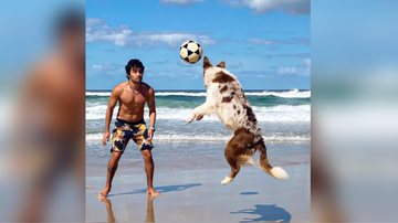 Cachorro mostra habilidade em altinha na praia de Maresias - Foto: Nathalia Teles