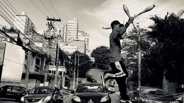 Alisson, em uma de suas performances de rua Vídeo: artista de rua impressiona motoristas em Santos (SP) - Imagem: Acervo Pessoal / Alisson Malabaris