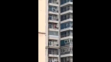 Imagens fortes: mulher sobrevive a queda do 9º andar de prédio - Imagem: Reprodução / Mukesh Singh Sengar / Twitter