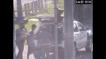 O jovem sendo preso Adolescente realiza roubo em Santos - Divulgação/Prefeitura de Santos