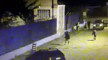 Imagens do sistema de monitoramento de Santos GCM de Santos prende trio suspeito de furtar Orquidário - Divulgação/Prefeitura de Santos