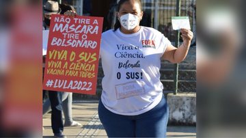 Moradora protesta contra governo e presidente Jair Bolsonaro durante vacina em Caraguatatuba, SP - Foto: Reprodução Instagram