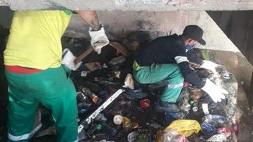 Força-tarefa retira cerca de quatro toneladas de lixo no Centro de Santos - Divulgação/Prefeitura de Santos