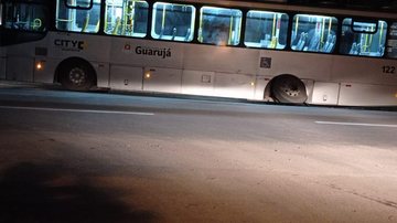Ônibus perde a roda, em Guarujá (SP) Ônibus perde a roda - Reprodução\Facebook