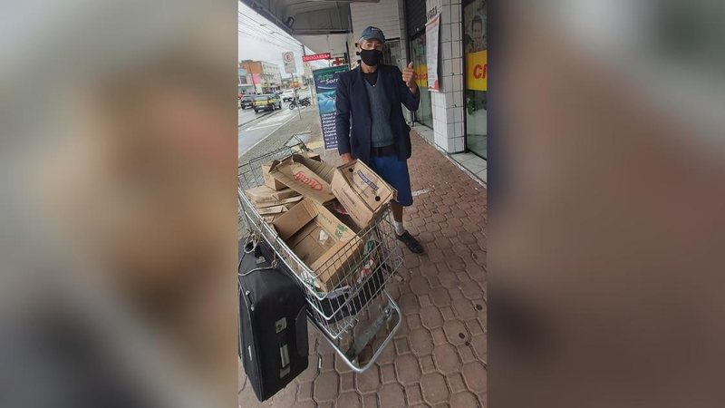 Dupla agiu em silêncio e levou menos de um minuto para praticar o crime - Reprodução