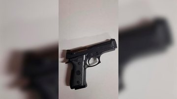 Simulacro de arma de fogo Homem foragido a 4 meses é preso com arma falsa em Santos (SP) - Divulgação/Prefeitura de Santos