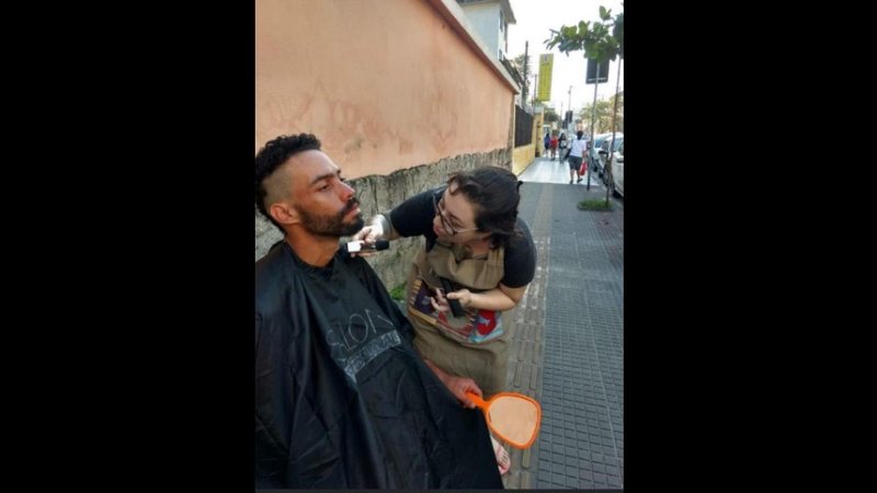 Voluntários da Baixada Santista fazem barba e cabelo de moradores de rua em troca de sorrisos - Reprodução/PG Infomídia/facebook